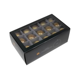 Een zwarte doos met doorzichtige bovenkant, gevuld met gouden, ronde ornamenten.