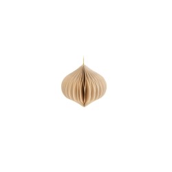 Een beige, papieren ornament met een golvende, ronde vorm, hangend aan een groene draad.