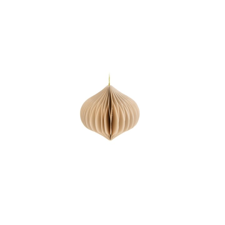 Een beige, papieren ornament met een golvende, ronde vorm, hangend aan een groene draad.