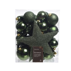 Groene kerstdecoraties in een doorzichtige verpakking, met glanzende en glinsterende ornamenten.