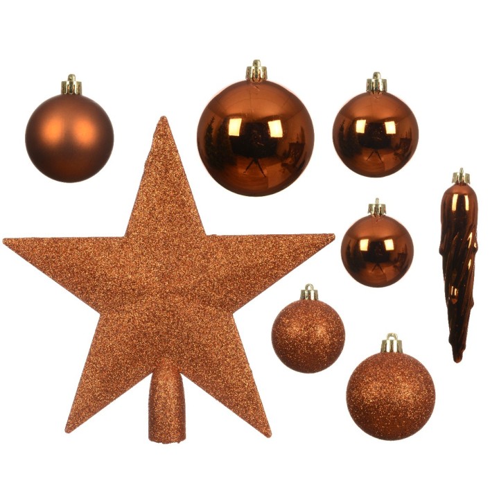 Glinsterende, bronzen kerstdecoraties: sterren, ballen en een slinger, allemaal in warme tinten.