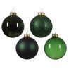 Vier groene kerstballen met verschillende afwerkingen: glanzend, mat, glitters en transparant.
