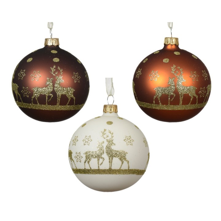 Drie kerstballen: bruin, wit en glanzend, met gouden rendieren en sterretjes.