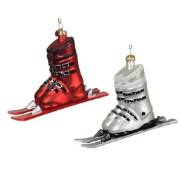 Twee kerstversieringen in de vorm van ski's en schoenen, één rood en één wit, met glanzende d...