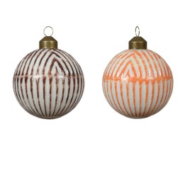 Twee glazen kerstballen, één met bruine strepen en de ander met oranje, beide met een gouden haak.