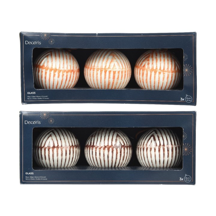 Vier glazen kerstballen met witte en oranje strepen in een elegante verpakking.