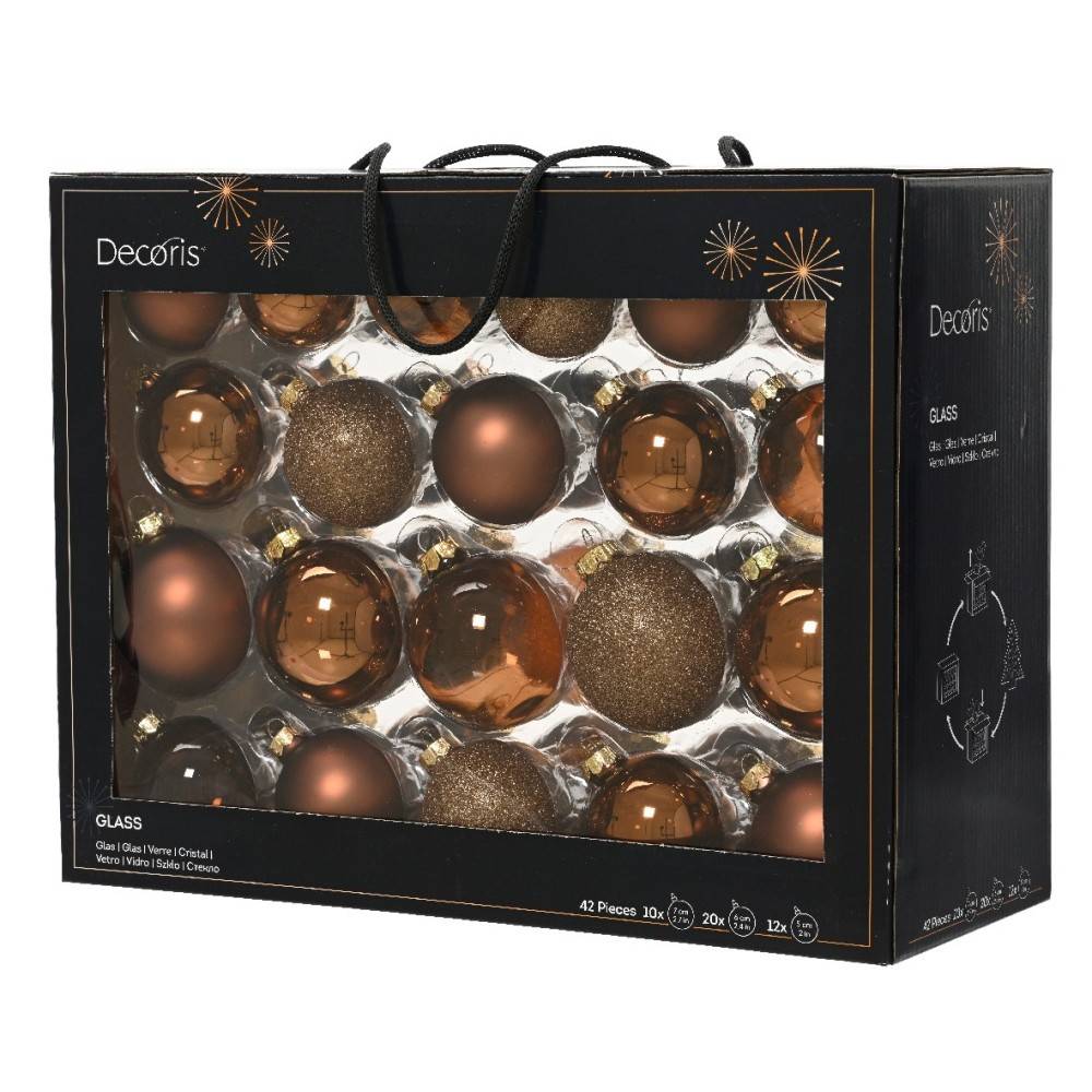 Een luxe geschenkdoos met glanzende en glitterende kerstballen in bruin en goud.