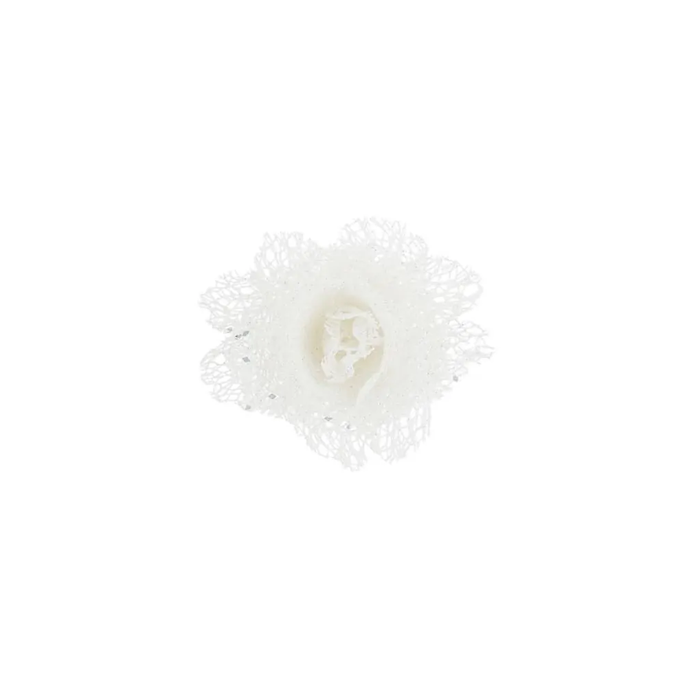 Een delicate, witte bloem van kant met sprankelende details in het midden.