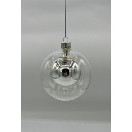 Glazen kerstbal in helder zilver met een reflecterende, ronde binnenbal. Elegante uitstraling.