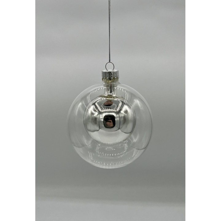 Glazen kerstbal in helder zilver met een reflecterende, ronde binnenbal. Elegante uitstraling.