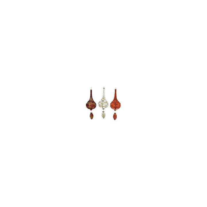 Drie ornamenten in warme kleuren, met gouden details en elegante, sierlijke vormen.