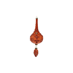 Een sierlijke, diep oranje glazen hangdecoratie met ingewikkelde patronen.