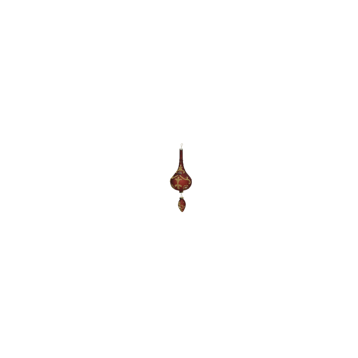 Een sierlijke, rode ornament met gouden versieringen, hangend aan een dunne ketting.