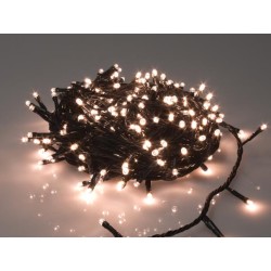 Een wirwar van zwarte snoeren met kleine, heldere witte lampjes die zacht stralen.