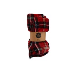 Een geruite, rode en zwarte plaid van zacht materiaal, opgerold en met een label eraan.