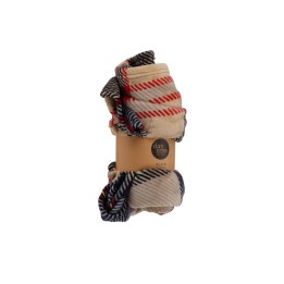 Een stapel gekleurde sokken met een gestreept patroon in beige, rood en blauw.
