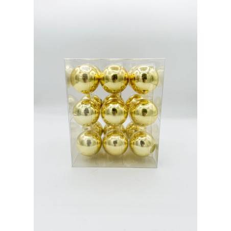 Glanzende gouden kerstballen in een doorzichtige verpakking, perfect voor feestdecoratie.