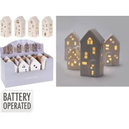 Vijf keramische huisjes in lichtgrijs en wit, met warme gele lichtjes die door ramen stralen.