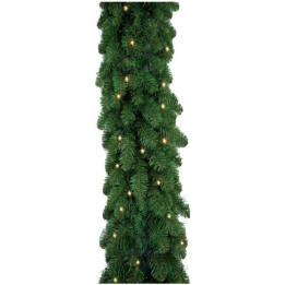 Groene kunstkersttakken met kleine, warme lichtjes erin verwerkt.