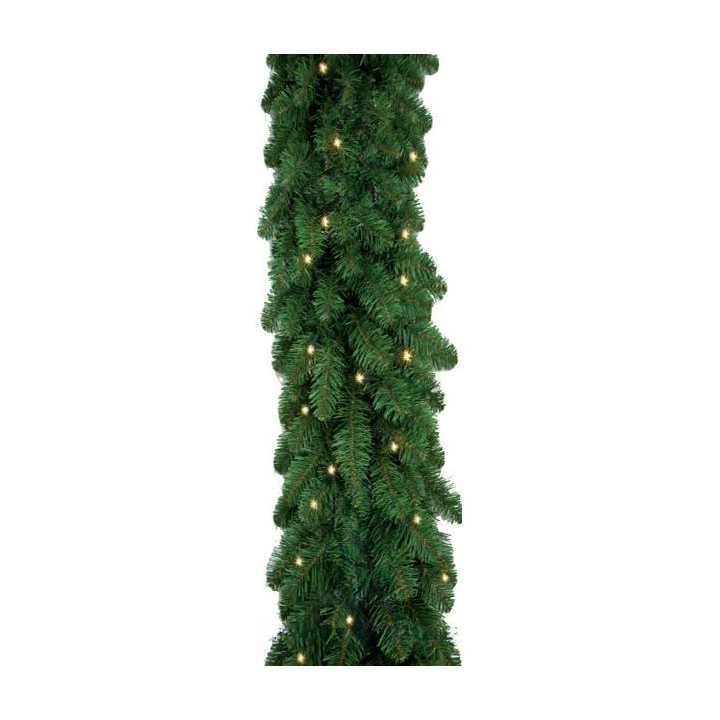 Groene kunstkersttakken met kleine, warme lichtjes erin verwerkt.