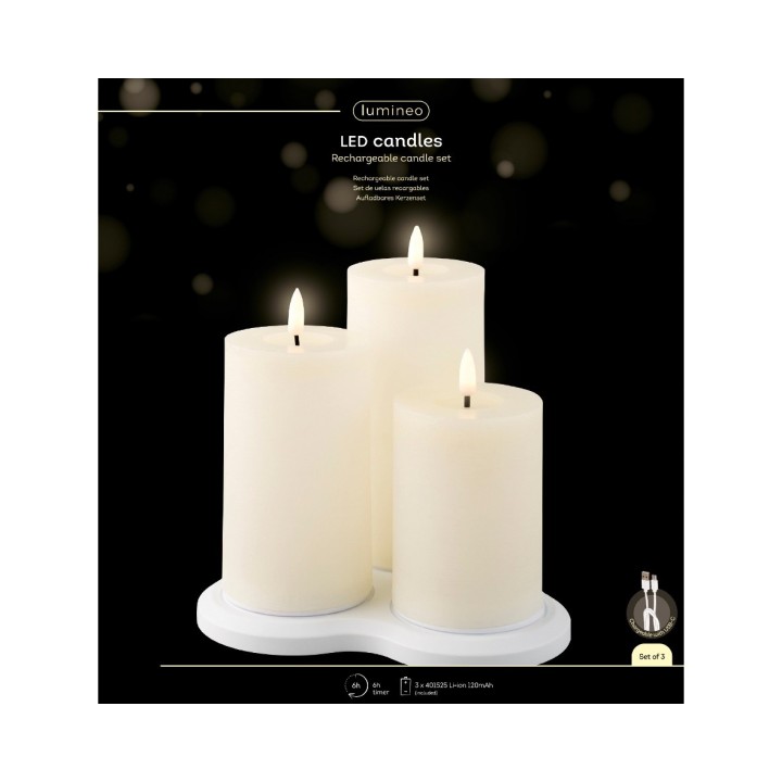 Drie LED-kaarsen in crème kleur, geplaatst op een witte houder, met vlamachtige lichtjes.