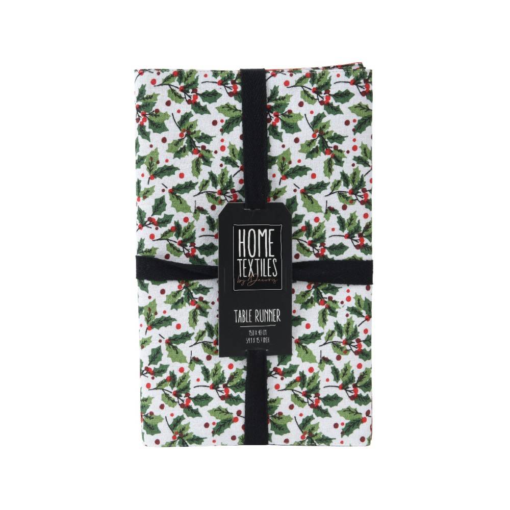 Een witte tafelrunner met groene hulstbladeren en rode bessen, ingepakt met een zwarte band.