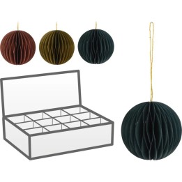 Vier papierballen in herfstkleuren hangen boven een open doos met vakken voor decoraties.
