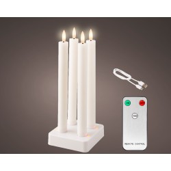Vier lange, witte kaarsen in een moderne houder, met een afstandsbediening en USB-kabel.