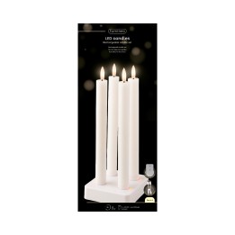 Vier witte LED-kaarsen op een moderne, witte houder met een sfeervolle achtergrond.
