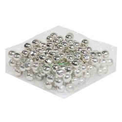 Een stapel glanzende, zilveren bolletjes op een doorzichtige ondergrond.
