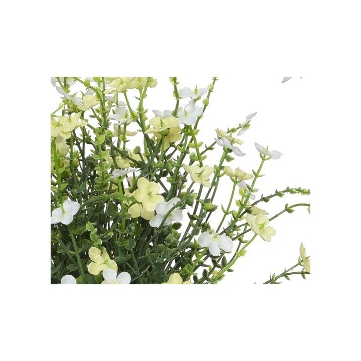 Een bosje delicate bloemen in wit en zachtgeel, omringd door groene stelen en bladeren.