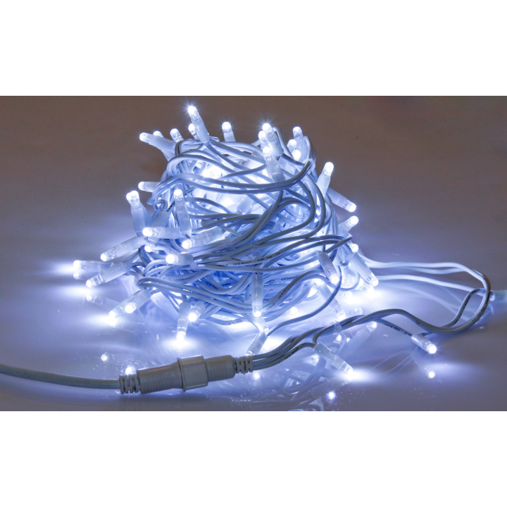 Een wirwar van witte lichtjes op een dunne kabel, stralend in een heldere, koele tint.
