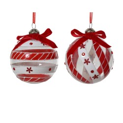Twee kerstballen in wit en rood, versierd met strepen, stippen en strikjes.