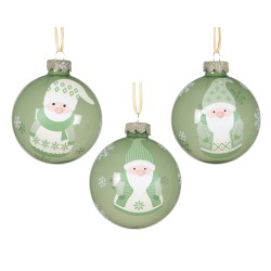 Drie groene kerstballen met schattige kerstmannen in winterse outfits en sneeuwvlokken.