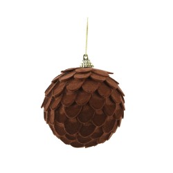 Een ronde kerstbal bedekt met bruine, schubachtige elementen, hangend aan een gouden koord.