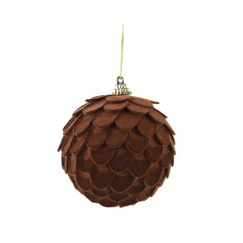 Een ronde kerstbal bedekt met bruine, schubachtige elementen, hangend aan een gouden koord.