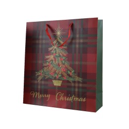 Kersttas met een groene boom, gouden ster en rode en groene ruitprint. Feestelijke uitstraling.