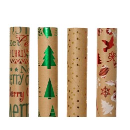 Vier rollen inpakpapier met kerstmotieven, variërend van bomen tot sterren en vrolijke teksten.