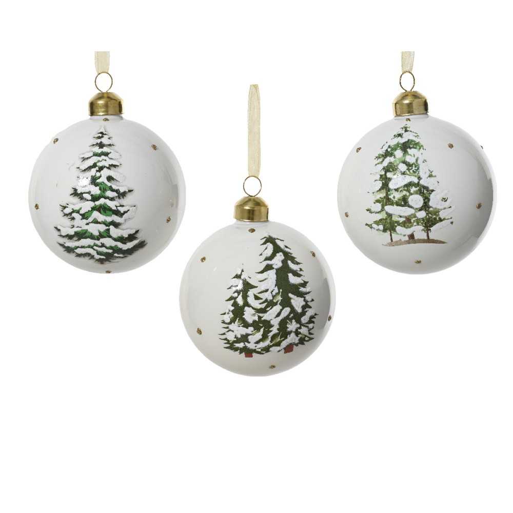 Drie witte kerstballen met groene dennenbomen en sneeuw, versierd met gouden haken.