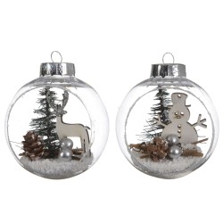 Twee glazen kerstballen met een sneeuwlandschap, dennenbomen, een rendier en een sneeuwman.