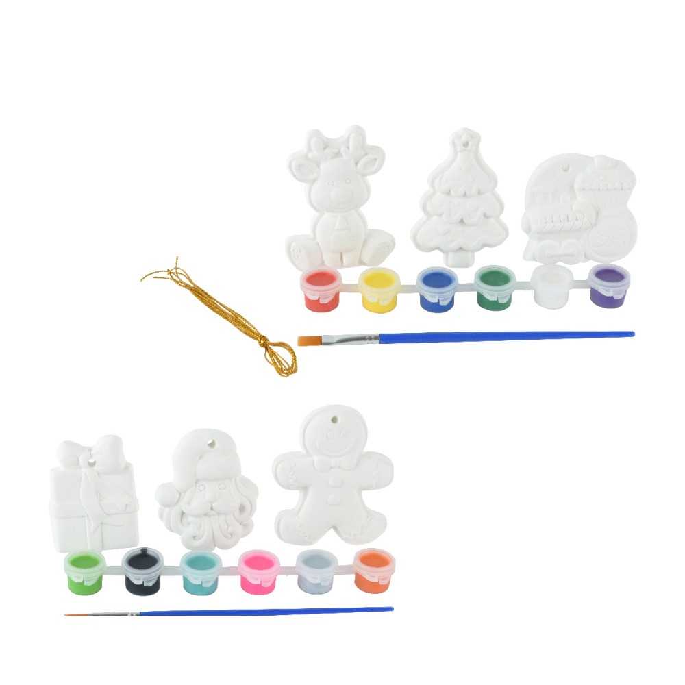 Kleine, witte keramische figuren om te schilderen met verschillende kleuren verf en een kwast.