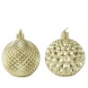 Gouden kerstballen met diverse geometrische patronen en een glanzende afwerking.