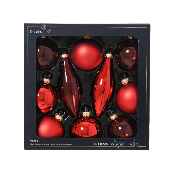 Een doos met tien glanzende rode kerstballen in verschillende vormen en maten.