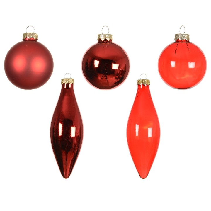 Vijf kerstballen in verschillende tinten rood en vormen, glanzend en met gouden haken.