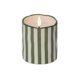 Groene en witte gestreepte kaars met een onregelmatige rand en een brandende vlam bovenop.