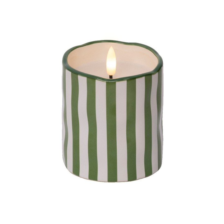 Groene en witte gestreepte kaars met een onregelmatige rand en een brandende vlam bovenop.