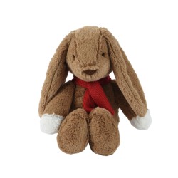 Schattige, bruine knuffelkonijn met lange oren en een rode sjaal om zijn nek.