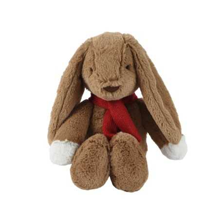 Schattige, bruine knuffelkonijn met lange oren en een rode sjaal om zijn nek.