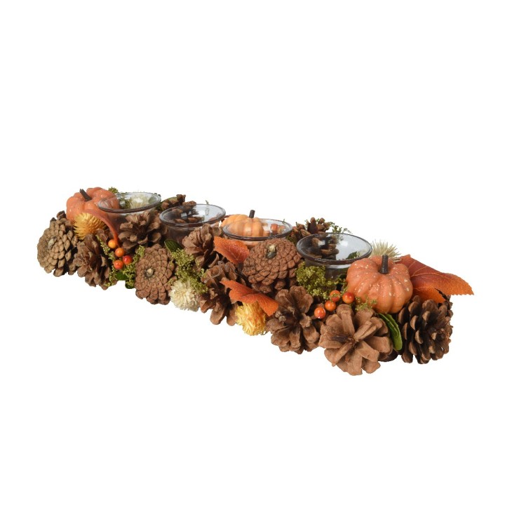 Herfsttafelstuk met kaarsen, dennenappels, pompoentjes en kleurrijke bladeren.