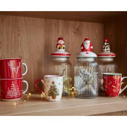 Kleurrijke kerstbekers en glazen potten met feestelijke deksels op een houten plank.